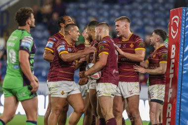 Huddersfield Giants takımından Sam Hewitt, 19 Eylül 2024 'te John Smith Stadyumu' nda oynanan 27. Betfred Süper Lig karşılaşmasında Huddersfield Giants ve Castleford Tigers karşılaşmasını kutluyor.