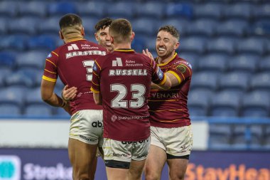 Huddersfield Giants takımından Adam Clune, 19 Eylül 2024 'te John Smith Stadyumu' nda oynanan 27. Betfred Süper Lig karşılaşmasında Huddersfield Giants ve Castleford Tigers karşılaşmasını kutluyor.