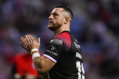 Salford Red Devils takımından Adam Sidlow, 27. Betfred Süper Lig Turu 'nda oynanan Wigan Warriors - Salford Red Devils maçının öncesinde 19 Eylül 2024' te Wigan, Wigan 'daki The Brick Community Stadyumu' nda ısındı.