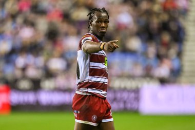 Wigan Warriors 'dan Junior Nsemba takımına 27. Betfred Süper Lig Turu' nda Wigan Warriors - Salford Red Devils maçında talimat veriyor.