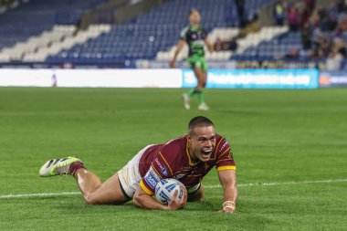 Huddersfield Giants takımından Tui Lolohea, 19 Eylül 2024 'te John Smith' in Stadyumu 'nda oynanan 27. Huddersfield Giants - Castleford Tigers maçında bir deneme için sahaya çıkıyor.