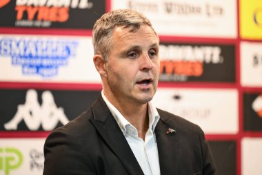 Paul Rowley Salford Red Devils baş antrenörü Betfred Süper Lig 27. Maç sonrası basın toplantısında Wigan Warriors, Salford Red Devils 'e karşı The Brick Community Stadyumu, Wigan, Birleşik Krallık, 19 Eylül 2024
