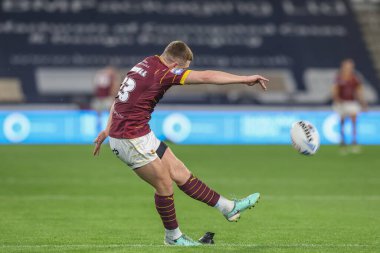 Huddersfield Giants takımından Olly Russell, 19 Eylül 2024 'te John Smith' in Stadyumu 'nda oynanan 27. Huddersfield Giants - Castleford Tigers maçında bir gol atmak için dönüyor.