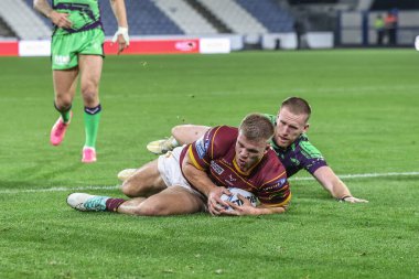 Huddersfield Giants takımından Harry Rushton, 19 Eylül 2024 'te John Smith Stadyumu' nda oynanan 27. Betfred Süper Lig karşılaşmasında Huddersfield Giants Castleford Tigers 'a karşı oynuyor.