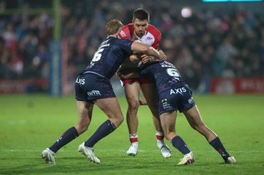 Hull KR 'dan Tom Opaci Leeds Rhinos' tan Brodie Croft ve Leeds Rhinos 'tan James McDonnell 27. Betfred Süper Lig karşılaşmasında Hull KR, Leeds Rhinos' a karşı Sewell Group Craven Park, Kingston on on Hull, İngiltere