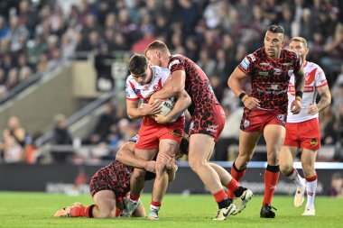 St. Helens 'ten Jack Welsby, Leigh Leopards' dan Frankie Halton tarafından 27. Betfred Süper Ligi karşılaşmasında Leigh Leopards 'a karşı St Helens, Leigh Spor Köyü, Leigh, Birleşik Krallık, 20 Eylül 2024' te oynanan karşılaşmada yenildi.