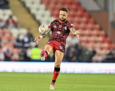 Leigh Leopards 'dan Gareth OBrien, 27. Betfred Süper Lig karşılaşması öncesinde Leigh Leopards ile St Helens arasında 20 Eylül 2024' te Leigh Spor Köyü 'nde ısınıyor.