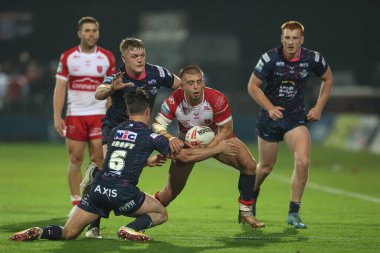 Hull KR 'dan Mikey Lewis topu Leeds Rhinos takımından Brodie Croft' un baskısıyla 27. Betfred Süper Lig Turu Hull KR 'a karşı Sewell Group Craven Park, Kingston on on upon Hull, 20 Eylül 2024' de oynanan Seeds Rhinos maçında atıyor.