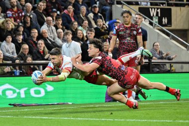 St. Helens 'ten Tommy Makinson, 20 Eylül 2024' te Leigh Spor Köyü, Leigh, İngiltere 'de oynanan 27. Betfred Süper Lig karşılaşmasında 12-4 öne geçmeye çalışıyor.