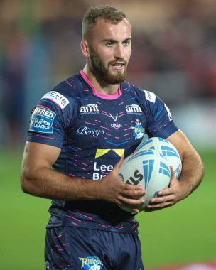 Leeds Rhinos takımından James McDonnell 27. Betfred Süper Lig karşılaşmasında ısınma turunda Hull KR, Leeds Gergedan 'a karşı Sewell Group Craven Park, Kingston upon Hull, Birleşik Krallık, 20 Eylül 2024