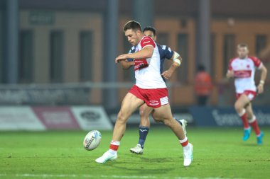 Hull KR 'dan Tom Opaci, 27. Betfred Süper Lig karşılaşmasında topu ileri atıyor. Hull KR, Leeds Rhinos' a karşı. Sewell Group Craven Park 'ta.