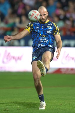 Leeds Rhinos takımından Matt Frawley 27. Betfred Süper Lig karşılaşmasında ısınma turunda Hull KR, Leeds Gergedan 'a karşı Sewell Group Craven Park, Kingston upon Hull, İngiltere, 20 Eylül 2024