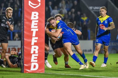 Warrington Wolves takımından James Harrison 20 Eylül 2024 'te Warrington Jones Stadyumu' nda oynanan 27. Warrington Wolves-London Broncos maçında bir deneme için sahaya çıkıyor.