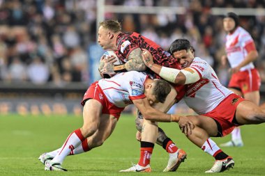 Leigh Leopards takımından Josh Charnley, St. Helens 'li Tommy Makinson ve St. Helens' li Sione Matautia, 27. Betfred Süper Lig karşılaşmasında Leigh Leopards 'a karşı St Helens maçında 20 Eylül 2024' te Leigh Spor Köyü, Leigh, İngiltere 'de mücadele etti.