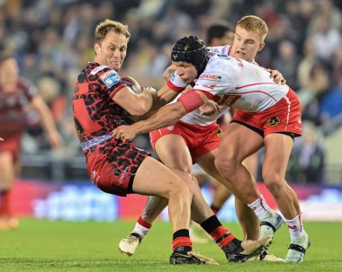 Leigh Leopards takımından Matt Moylan, 27. Betfred Süper Lig Turu 'nda Leigh Leopards ile St Helens arasında oynanan Leigh Spor Köyü, Leigh, İngiltere' de 20 Eylül 2024 'te oynanan karşılaşmada St. Helens takımından Jonny Lomax' a yenildi.