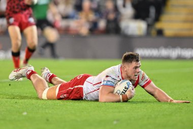 St. Helens 'ten Morgan Knowles, 20 Eylül 2024' te Leigh Spor Köyü, Leigh, İngiltere 'de oynanan 27. Leigh Leopards-St Helens maçında 12-10 öne geçmeye çalışıyor.