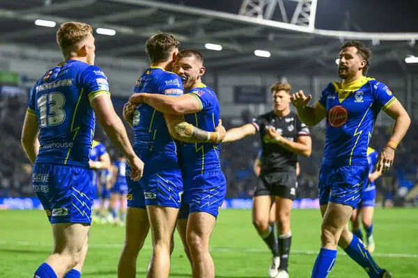 Warrington Wolves takımından Matty Ashton, 27. Betfred Süper Lig Turu 'nda Warrington Wolves' a karşı Londra Broncos karşılaşmasını 20 Eylül 2024 'te Halliwell Jones Stadyumu' nda kutluyor.