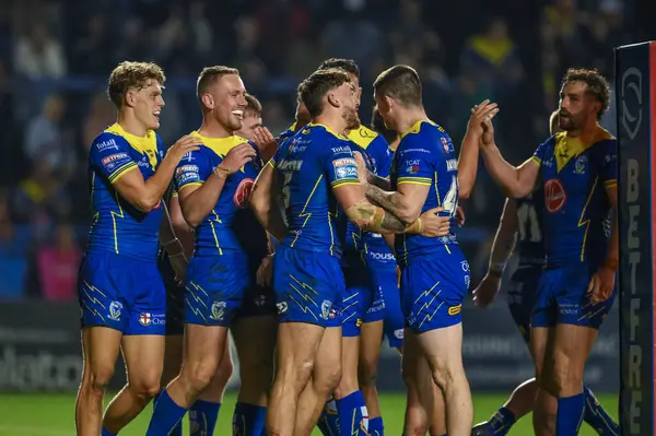 Warrington Wolves takımından Ben Currie, 27. Betfred Süper Lig Turu 'nda Warrington Wolves' a karşı Londra Broncos karşılaşmasını 20 Eylül 2024 'te Halliwell Jones Stadyumu' nda kutluyor.