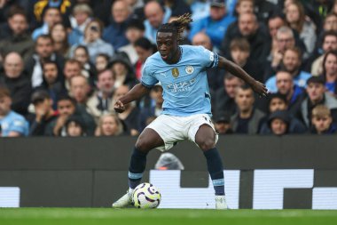 Manchester City 'den Jrmy Doku, 22 Eylül 2024' te Etihad Stadyumu 'nda Manchester City ile Arsenal arasındaki Premier League maçında topa vuruyor.