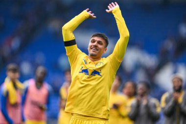 Leeds United takımından Jol Piroe, 21 Eylül 2024 'te Cardiff City Stadyumu' nda oynanan Cardiff City - Leeds United maçının sonunda taraftarlarıyla birlikte kutluyor.