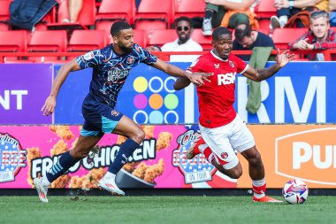 Charlton Athletic takımından Kayne Ramsay, 21 Eylül 2024 'te The Valley, Londra, İngiltere' de oynanan Sky Bet 1 karşılaşmasında Blackpool 'lu CJ Hamilton' dan baskı görüyor.