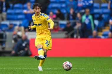 Leeds United takımından Ao Tanaka, 21 Eylül 2024 'te Cardiff City Stadyumu' nda oynanan Cardiff City - Leeds United maçında topa vuruyor.