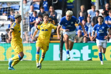 Cardiff City 'den Rubin Colwill, 21 Eylül 2024' te Cardiff City Stadyumu 'nda oynanan Cardiff City - Leeds United maçında topu sahaya sürüyor.