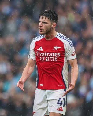 22 Eylül 2024 tarihinde Etihad Stadyumu 'nda oynanan Premier League karşılaşmasında Arsenal' den Declan Rice Manchester City ile Arsenal karşı karşıya geldi.