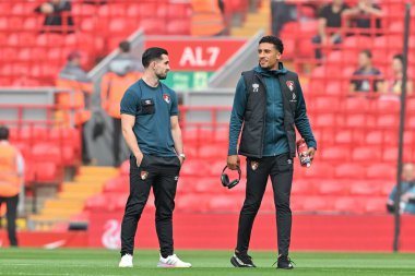 Bournemouth 'dan James Hill ve Bournemouth' dan Lewis Cook, 21 Eylül 2024 'te İngiltere' nin Liverpool-Bournemouth maçında Premier League karşılaşması öncesinde sahada inceleme yapıyor.