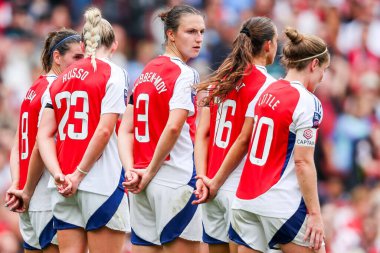 Arsenal oyuncuları, 22 Eylül 2024 tarihinde İngiltere 'nin başkenti Londra' daki Emirates Stadyumu 'nda oynanan FA Kadınlar Süper Ligi karşılaşmasında duvar oluşturuyorlar.
