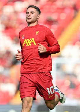Liverpool 'dan Alexis Mac Allister, 21 Eylül 2024 tarihinde İngiltere' nin Liverpool kentinde oynanan Liverpool-Bournemouth maçı öncesinde ısınıyor.