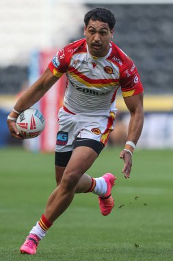 Katalan Ejderhaları 'ndan Reimis Smith, 21 Eylül 2024' te MKM Stadyumu 'nda oynanan 27. Betfred Süper Lig müsabakasında topu kırıyor.