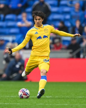 Leeds United takımından Ao Tanaka, 21 Eylül 2024 'te Cardiff City Stadyumu' nda oynanan Cardiff City - Leeds United maçında topa vuruyor.