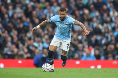 Manchester City 'den Kyle Walker 22 Eylül 2024' te Etihad Stadyumu 'nda oynanan Premier League maçında topa vuruyor.