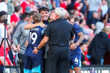 Blackpool oyuncuları ve çalışanları, 21 Eylül 2024 'te İngiltere' nin başkenti Londra 'da oynanan The Valley maçında Charlton Athletic' in Blackpool 'a karşı oynadığı 1.