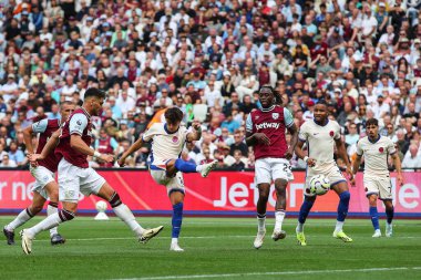 Chelsea 'den Pedro Neto' nun Premier League maçında gol atma şansı var. West Ham United, Chelsea 'ye karşı Londra Stadyumu, Londra, 21 Eylül 2024