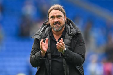 Leeds United takımının Daniel Farke Menajeri, 21 Eylül 2024 'te Cardiff City, Cardiff City Stadyumu' nda oynanan Cardiff City - Leeds United maçındaki yan galibiyeti sonrasında taraftarları alkışlıyor.