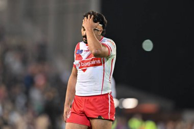 St. Helens takımından James Bell, 27. Betfred Süper Lig Turu 'nda Leigh Leopards ile St Helens maçında 20 Eylül 2024' te Leigh Spor Köyü 'nde tam zamanlı olarak üzüntüye boğuldu.