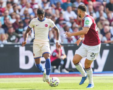 Chelsea 'li Noni Madueke, Premier League maçında topu Londra' daki Chelsea 'ye karşı 21 Eylül 2024' te oynanan Premier League maçında ileri taşıyor.