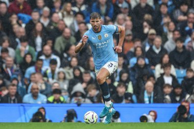 Manchester City 'den Rben Dias 22 Eylül 2024' te Etihad Stadyumu 'nda Manchester City ile Arsenal arasındaki Premier League maçında topa vuruyor.