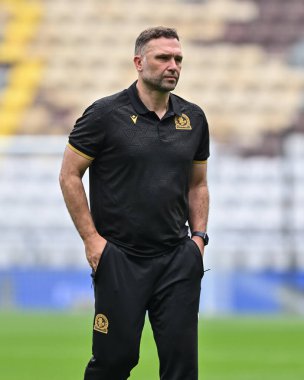 Blackburn Rovers 'ın John Eustace teknik direktörü 22 Eylül 2024' te İngiltere 'nin Deepdale kentinde oynanan Preston North End-Blackburn Rovers maçının öncesinde sahada inceleme yapıyor.