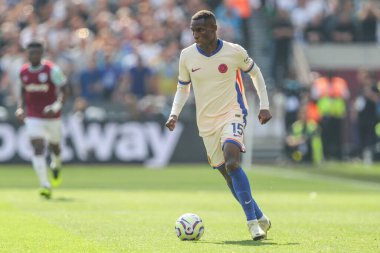 Chelsea takımından Nicolas Jackson, Premier League maçında topu Londra Stadyumu 'nda West Ham United' a karşı Chelsea maçında atıyor.