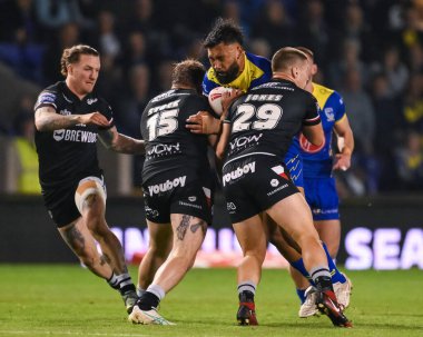 Londra Broncos takımından Marcus Stock ve Jacob Jones 'un oynadığı Zane Musgrove 27. Betfred Süper Ligi karşılaşmasında Warrington Wolves, Londra Broncos' a karşı Halliwell Jones Stadyumu, Warrington, Birleşik Krallık, 20 Eylül 2024 