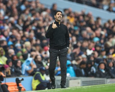 Arsenal 'in Mikel Arteta teknik direktörü 22 Eylül 2024 tarihinde Etihad Stadyumu' nda Manchester City ve Arsenal arasındaki Premier League maçında takım talimatlarını verir.