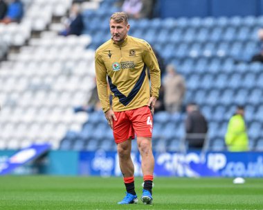 Blackburn Rovers takımından Kyle McFadzean, 22 Eylül 2024 'te İngiltere' nin Deepdale kentinde oynanan Preston North End-Blackburn Rovers maçında ısınıyor.