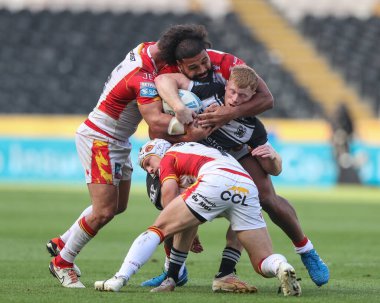 Harvey Barron, Ben Garcia, Katalan Ejderhaları 'ndan Chris Satae ve Katalan Ejderhaları' ndan Theo Fages tarafından 27. Betfred Süper Lig karşılaşmasında yenildi. Hull FC, Catalans Dragons 'a karşı MKM Stadyumu, Hull, Birleşik Krallık, 21 Eylül 2024