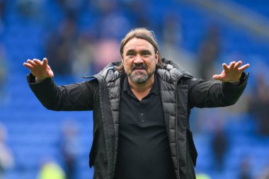 Leeds United takımının Daniel Farke Menajeri, 21 Eylül 2024 'te Cardiff City, Cardiff City Stadyumu' nda oynanan Sky Bet Şampiyonası maçında kazandığı galibiyet sonrasında taraftarlarıyla birlikte kutluyor.