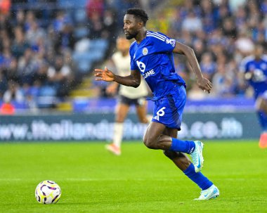 İngiltere 'nin Leicester şehrindeki King Power Stadyumu' nda Leicester City 'nin Everton' a karşı oynadığı Premier League maçında top ile saldıran Wilfred NDid (Leicester City), 21 Eylül 2024