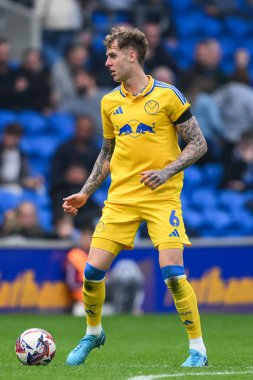 Leeds United takımından Joe Rodon, 21 Eylül 2024 'te Cardiff City Stadyumu' nda oynanan Cardiff City - Leeds United maçında maç yapıyor.