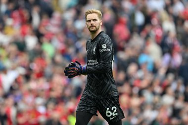 Liverpool 'dan Caoimhn Kelleher, 21 Eylül 2024 tarihinde İngiltere' nin Liverpool kentinde oynanan Liverpool-Bournemouth maçında taraftarlarını alkışladı.
